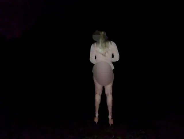 Ich bin draußen und ficke deine Frau im Wald!