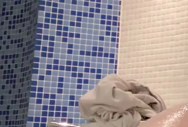 Anale Verführung von meinem dicken Dildo im Badezimmer