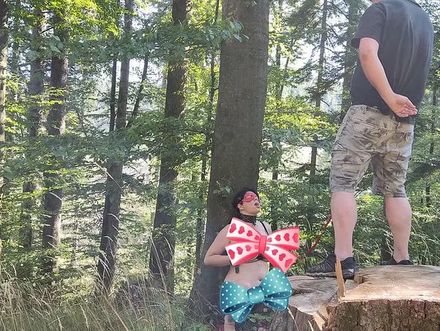 Stiefjunge bedeckt seine Stiefmutter mit Pisse und sie dankt ihm mit einem Blowjob