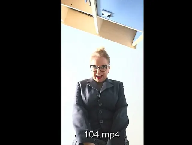 Große blonde MILF masturbiert über deinem Gesicht