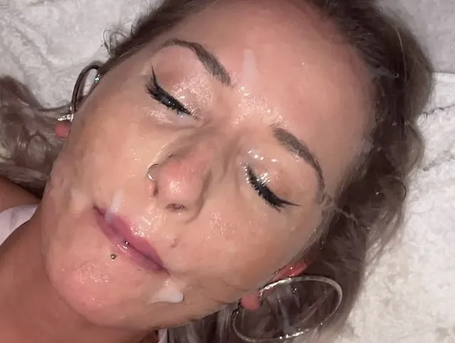 Geiler Gangbang + Dicke Ladungen ins Gesicht und in den Mund gewichst