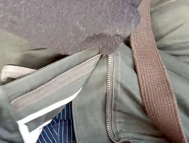POV Handjob mit schwarzen Handschuhen in einem öffentlichen Bus