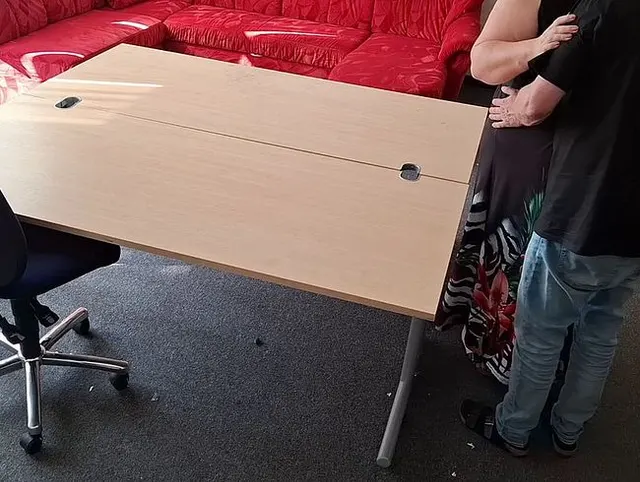 Mit vorgefüllter Fotze heftig auf dem Tisch gefickt (52)