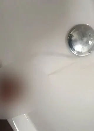 Musste dringend Pinkeln und leider nur ein Waschbecken da