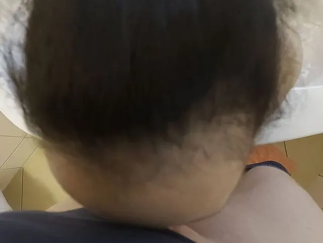 Heißer Blowjob in der Badewanne, sein Schwanz hart geblasen