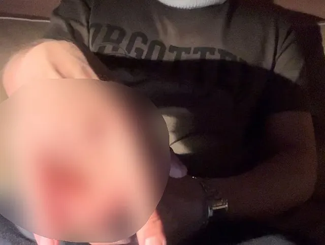 Daddy kümmert sich um sein Mädchen nach einem harten Arbeitstag