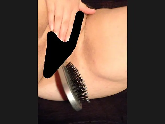 Dicke Lady macht es sich mit Bürste