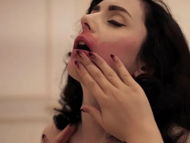 Rot verschmierter Lippenstift