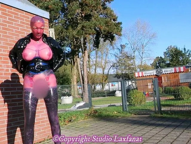 Latex durchbohrte riesige Brüste Puppe im Catsuit, lila Catsuit, masturbieren riesigen Dildo & Pee in der Öffentlichkeit P3