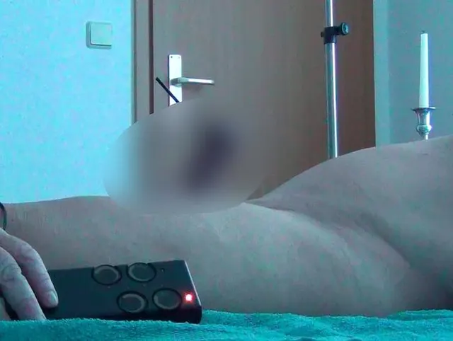 Elektrobehandlung am Schwanz mit Schwester Sandra