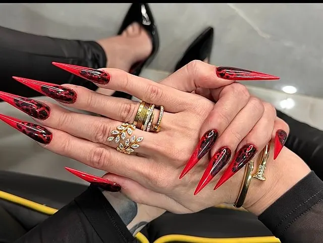 Rote Farbe, lange Nägel, spitze Stilettos, Handflächen, lange Finger und Hände werden verehrt