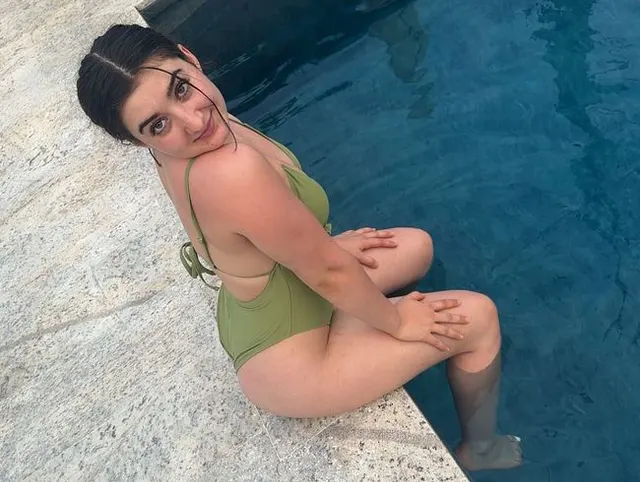 Bin ich so eine Schlampe ? Poolboy verführt & auf meine Pussy spritzen lassen!