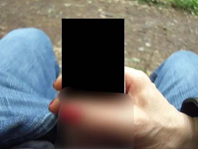 Ein harmloser Handjob draußen auf der Parkbank...