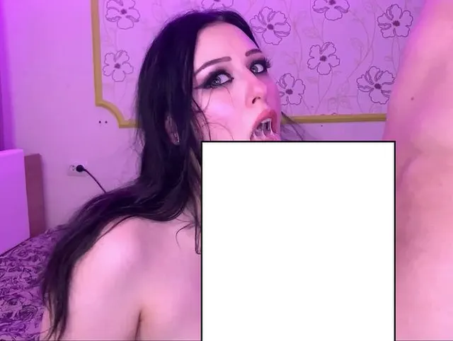 Teenie-Mädchen mit großem weißen Arsch reitet Reverse-Cowgirl in aufgerissenen Netzstrümpfen und Deepthroating