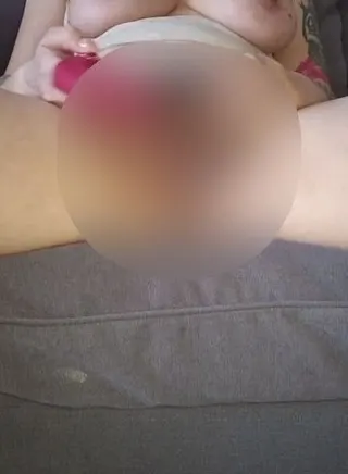 Sehr schleimige, geile Möse wird befriedigt