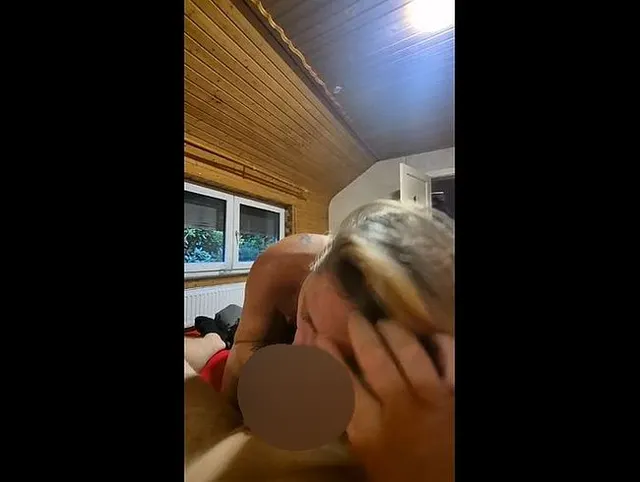 Ich blase ihm seinen geilen langen Schwanz, mein Muschi ist so feucht, er drückt meinen Kopf