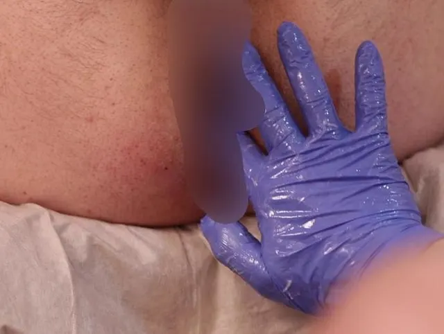 Schwule Studenten beim analen Fisting. Nahaufnahme.
