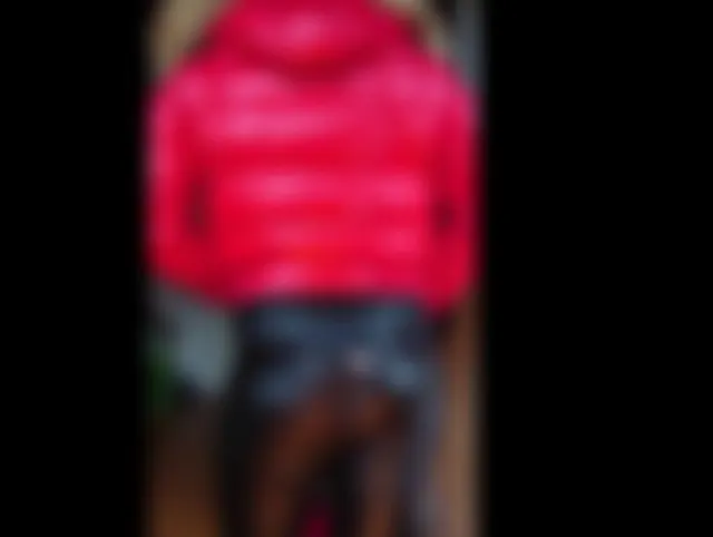 Geile Trans in roter Moncler Jacke