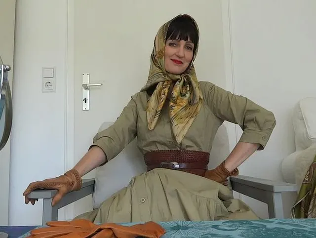 Seidentücher Anprobe zum Safari Look Kleid