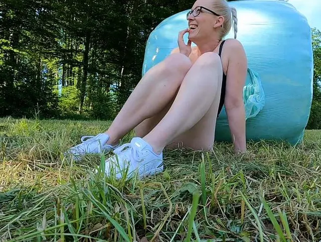 OUTDOOR BLANK-STRAFGEFICKT von Jungbauern! Creampie und Squirten unter freiem Himmel