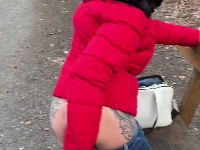 Outdoor Befriedigung im Wald mit einem Dildo bis zum Orgasmus