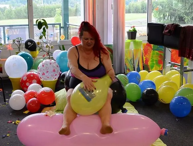 1.Ballon beim Massieren geplatzt,mit dem 2. habe ich gespielt !!