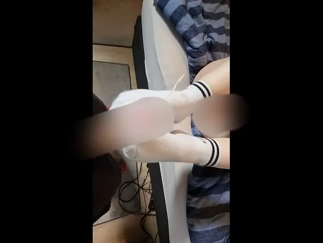 SockenJOB***Stiefbruder spritzt auf meine Socken!
