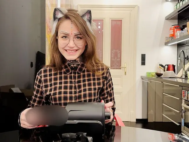 Süße Cosplay Kitty Mari Galore fickt Spielzeug und echten Schwanz