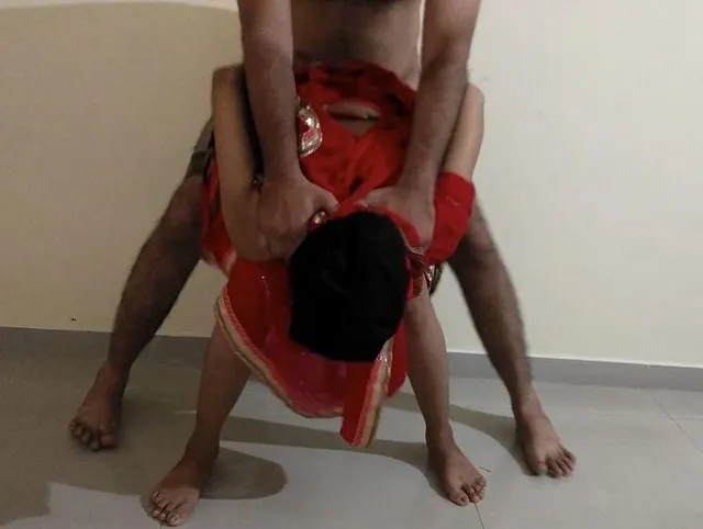 indische Desi Hausfrau fickt mit Nachbarn, wenn niemand zu Hause ist