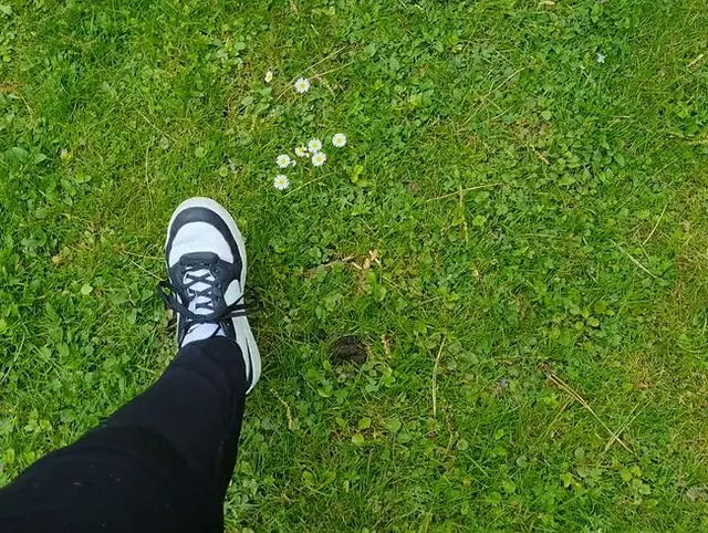 Fetisch im Park: Turnschuhe, weiße Socken, nackte Füße