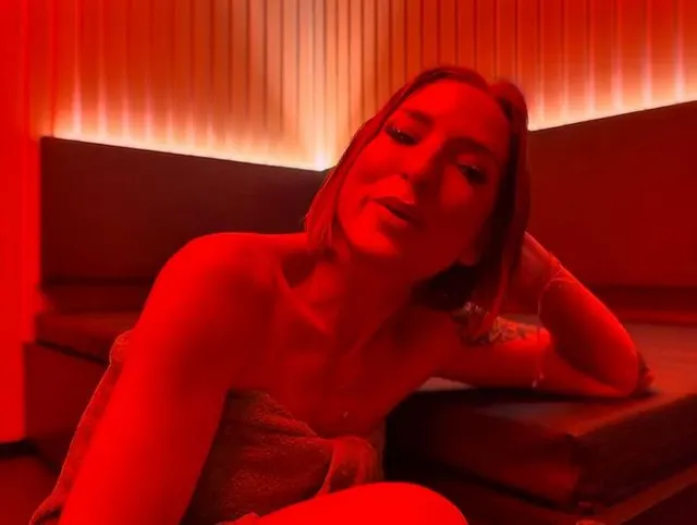 Private Spa-Sünde mit meinem Stiefbruder… und es war einfach zu heiß, um Nein zu sagen.