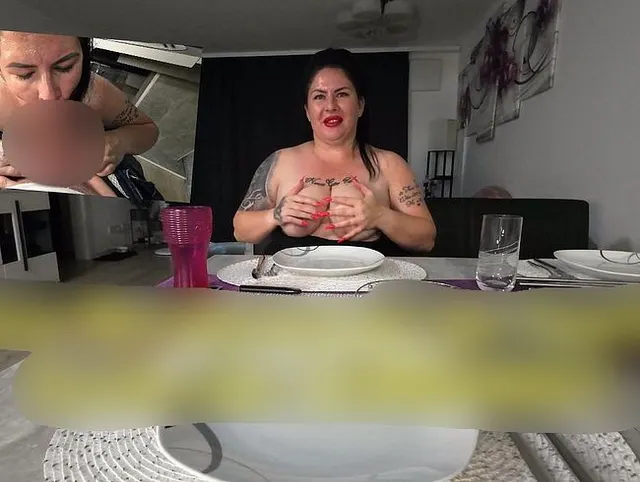 Abendessen bei der Familie / STIEFBRUDER unterm Tisch AUSGESAUGT!!