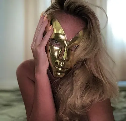 Eine Maske erzählt uns mehr als ein Gesicht.