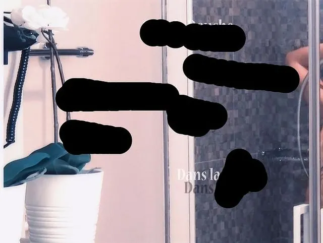 Voyeurism, when Amel is under its shower...