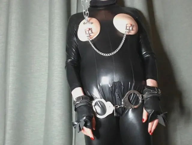 Video Nr. 3: Angekettet, Nippeklemmen, Anal-Hook, hartes Paddle-Spanking, Nippel