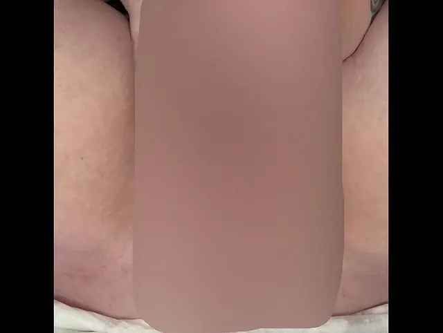 Was macht die geile Sklavin beim Chatten nebenbei?