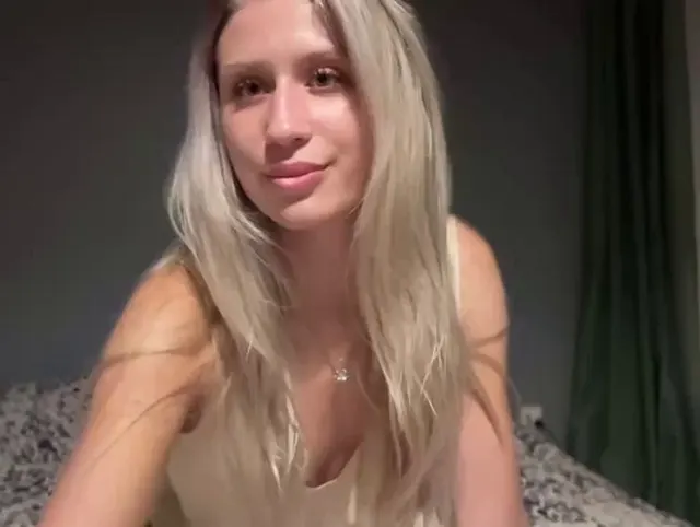 Eine Blondine in einem Seidenkleid entkleidet sich und lutscht gierig an deinem Schwanz.