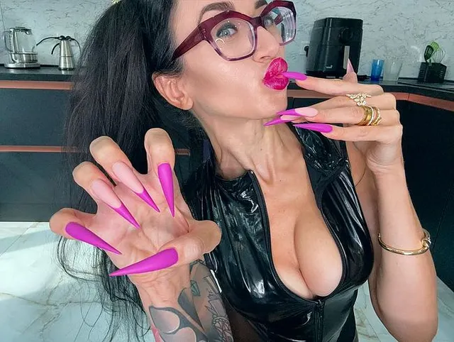 Neue lila Farbe Lange Nägel, scharfe Stilettos, Handflächen, Handjobs mit Spucke, schwarzes PVC auf mir