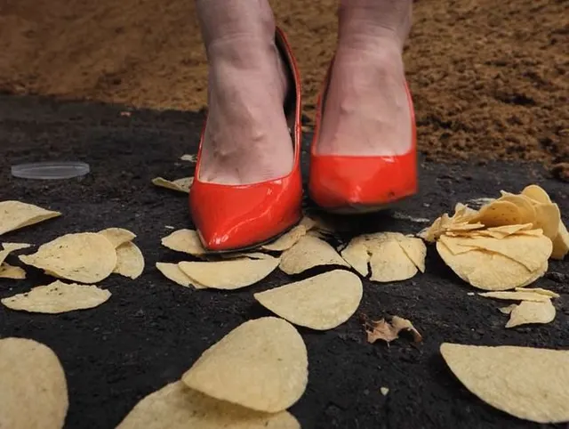 Vorschau aus Lebensmittel crushing: Crushing - Chips crushing in roter Leggings und roten kaputten Heels