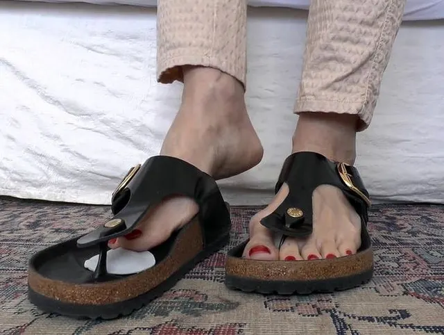 Schwarze Flip-Flop Zehen Trenner Sandalen und Fuß Leder Pelotten