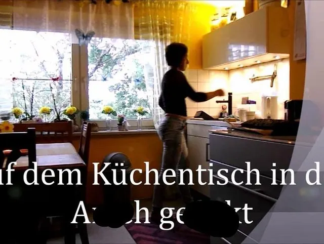 Die Transe auf dem Küchentisch gefickt und gefistet