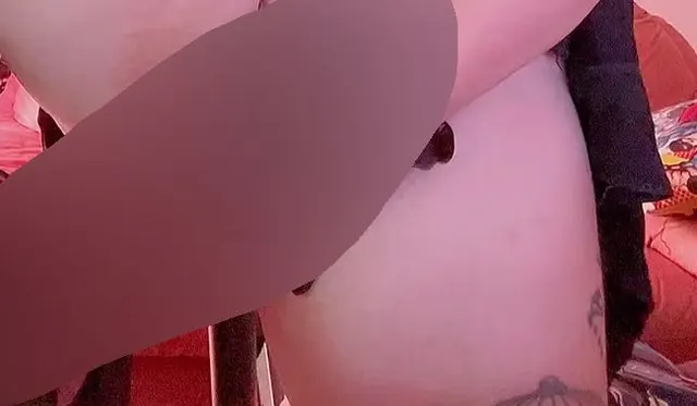 Pussyspiel mit Dildo in schwarzen Latexhandschuhen