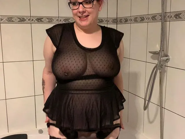 Pipipause auf der Party! Ich pisse in die Badewanne