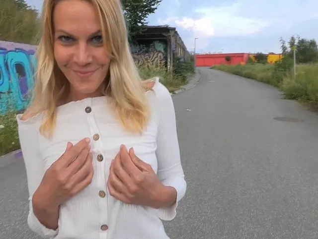 Wie geil ist Das denn? Ich besorg es mir mitten an der Strasse !!