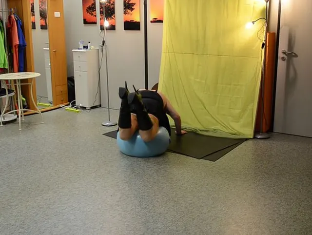 Medicineballrolling wearing my black boots-