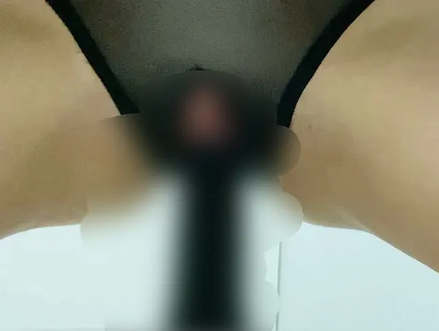 Ich ficke meinen schwarzen Dildo im Slip ouvert ?