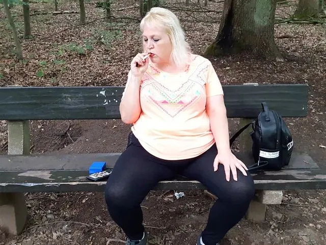 Rauchen und spucken auf der Parkbank