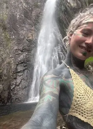 tätowiertes Girl gibt Blowjob an einem Wasserfall - POV public