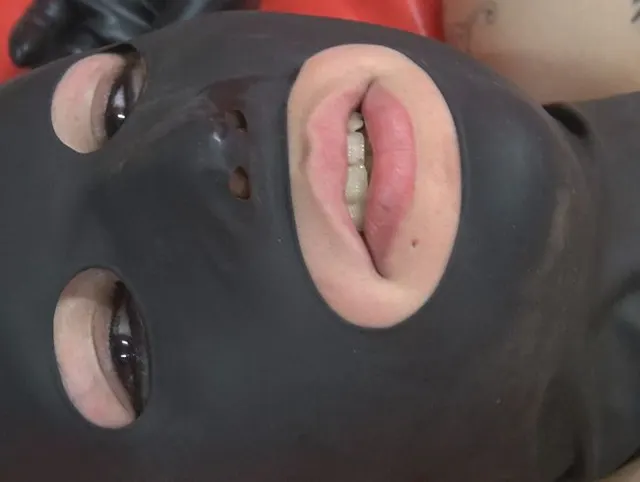 Latexschlampe lecken und auspeitschen der Titten dabei
