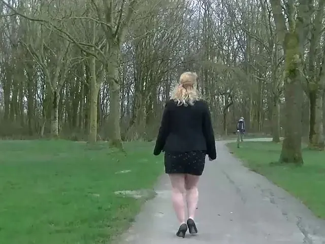 Ein frecher Spaziergang im Park